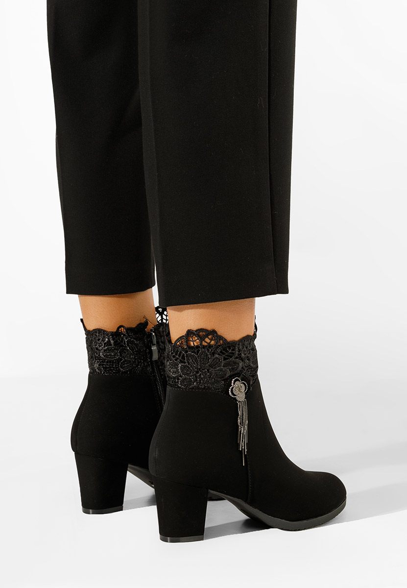 Gležnjarji s peto črna Natira