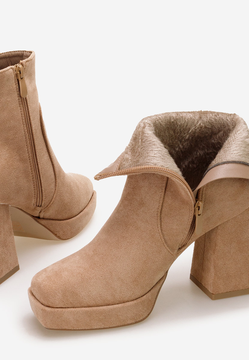 Gležnjarji s peto Seledora Kaki