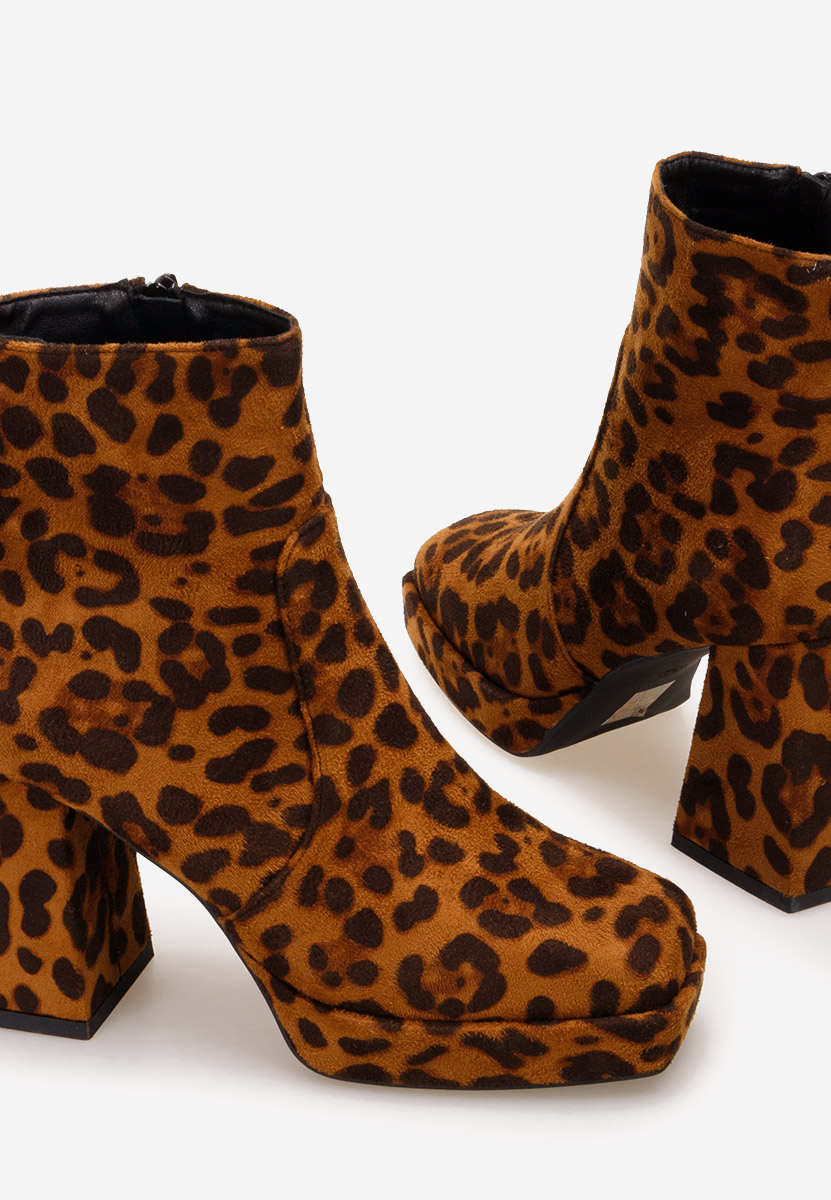 Gležnjarji s peto Seledora Leopardi